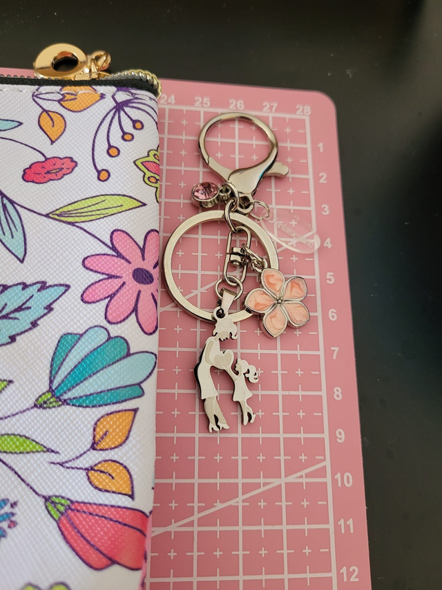 duo Accroche-clés argenté  femme enfant Fantaisiesland &amp; pochette Thank You offerte