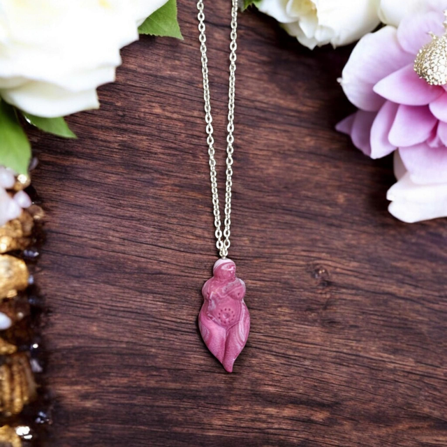 Collier Sacré Déesse Mère ( mauve blanc pailleté)