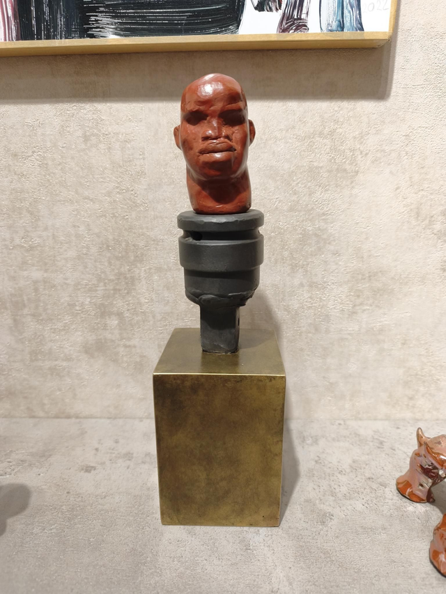 Togo, 1/8, par Hamid Fakhoury, fonderie ArtCulture, bronze patiné terre de Sienne sur pièce mécanique patinée noire sur socle de bronze patiné brun 24,5x7x7cm, 2026