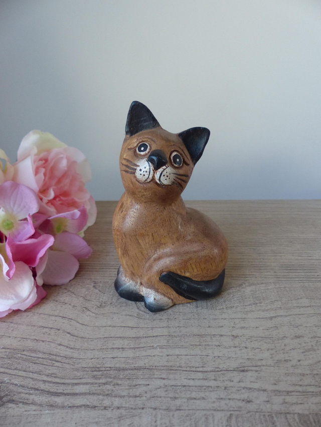 Figurine chat assis siamois marron et beige bois sculpté peint main, chat artisanal en bois, petit chat mignon décoratif pour maison cadeau