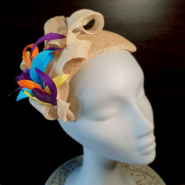 Tocado “Miranda” · Casquete de sinamay natural con plumas multicolor