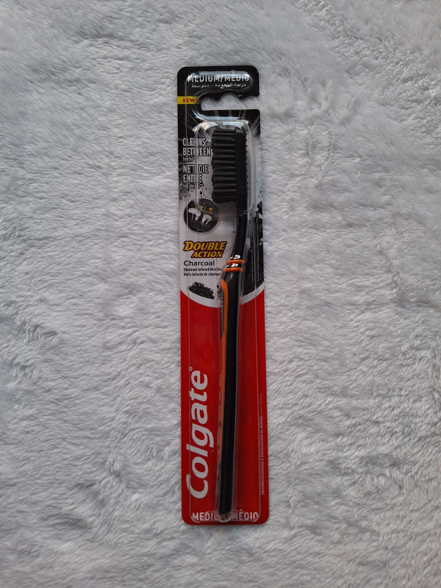 Brosse à dent COLGATE Double Action - Charbon - Médium