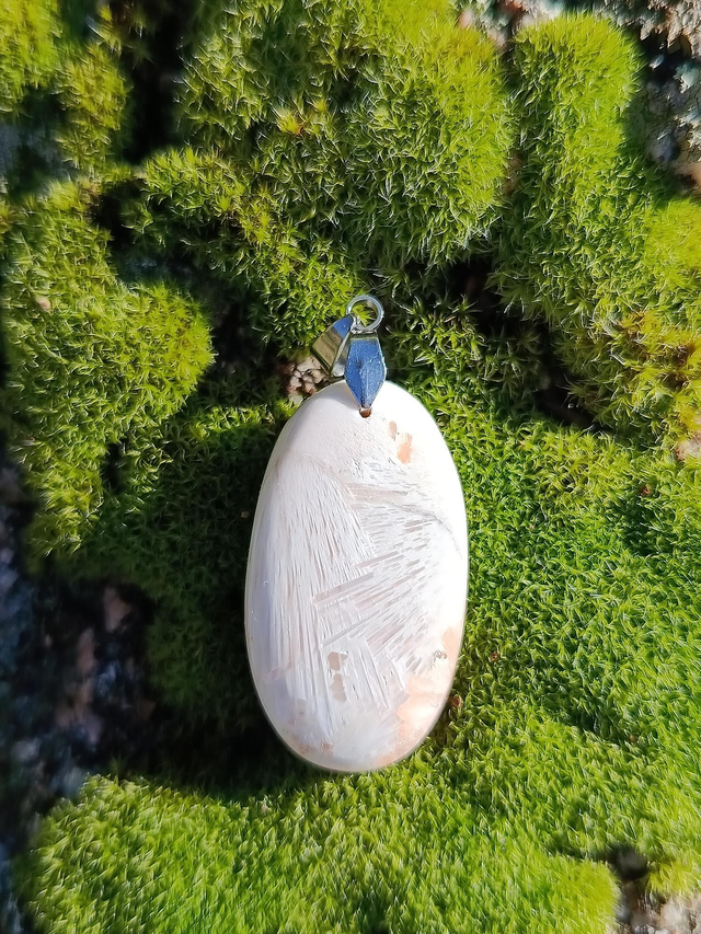 Pendentif en Scolécite naturelle – Pierre de paix et d’élévation spirituelle