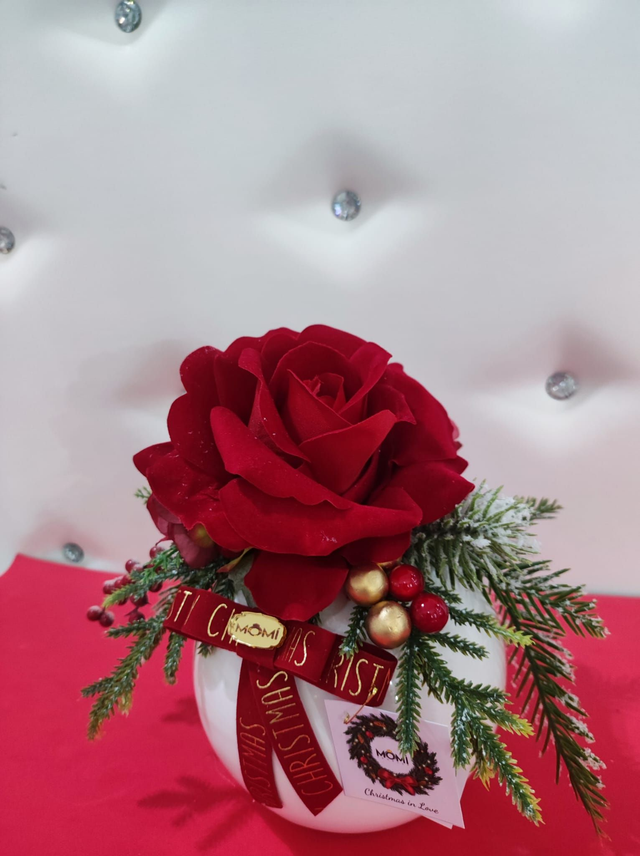 Sfera pouf in ceramica con fiore tessuto