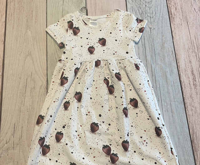 Sommerkleid, Größe 122, Erdbeeren