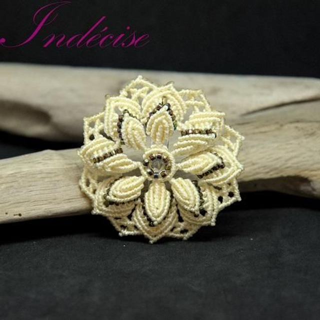 Broche mandala vanille et orchidée en macramé