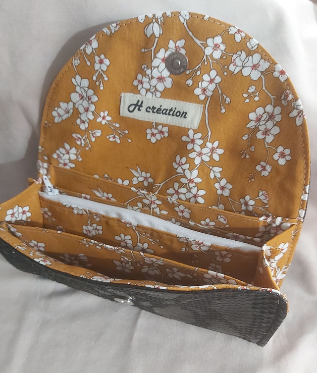 Portefeuille simili cuir noir fleur 