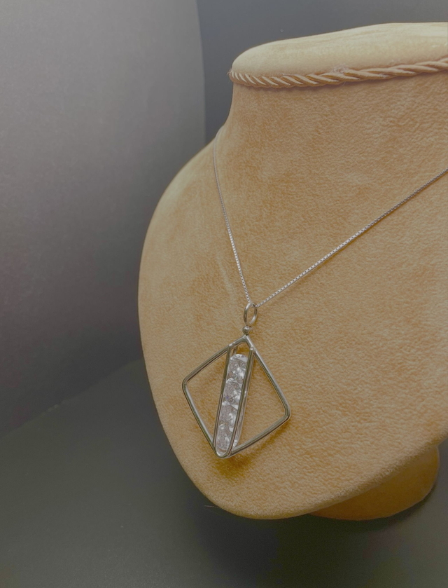 Eclissi Riflessa – Collana in Argento 925 con Ciondolo Geometrico e Zirconi