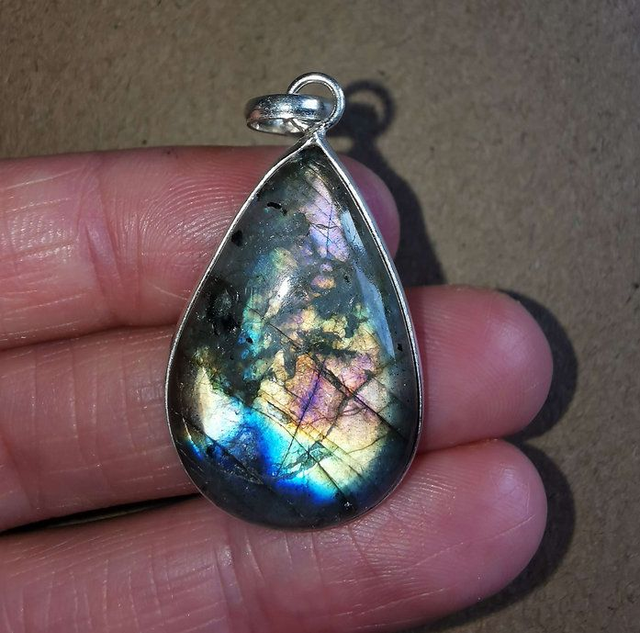 Pierre(s) : Labradorite  Métal : Argent ou alliage  Hauteur : 30 mm  Pièce unique  Pendentif en Labradorite 