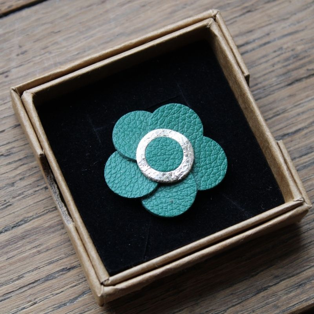 Broche inspiration coquelicot, cuir vert sauge et doré 