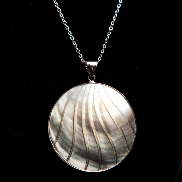 Pendentif coquillage sculpté