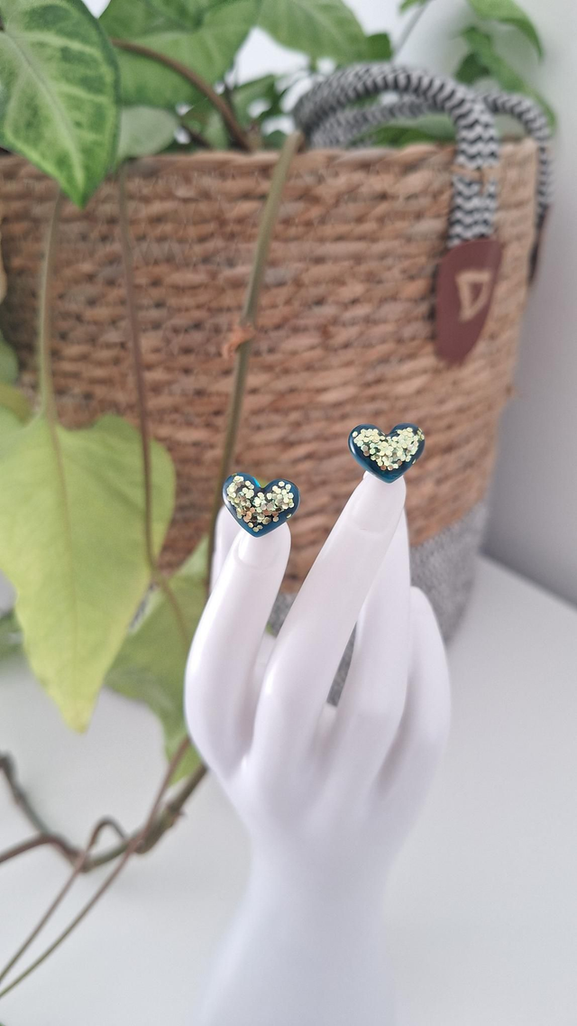 Puces d'oreilles cœurs bleus et paillettes dorées 