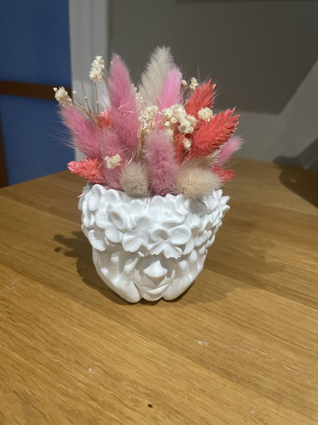 “Rosalie – Mini visage fleuri en fleurs séchées roses”