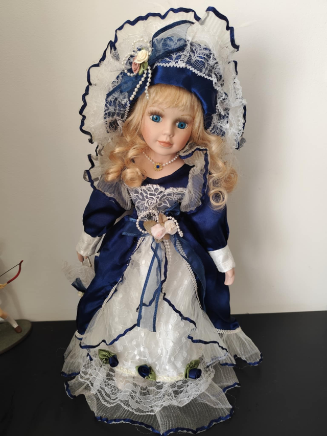 Poupée porcelaine blanche et bleu 40 cm
