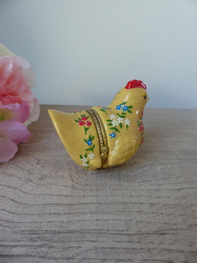 Boite poule en céramique et métal, figurine maman poule avec ses oeufs, cadeau décoration anniversaire, fête, collection boites poulette