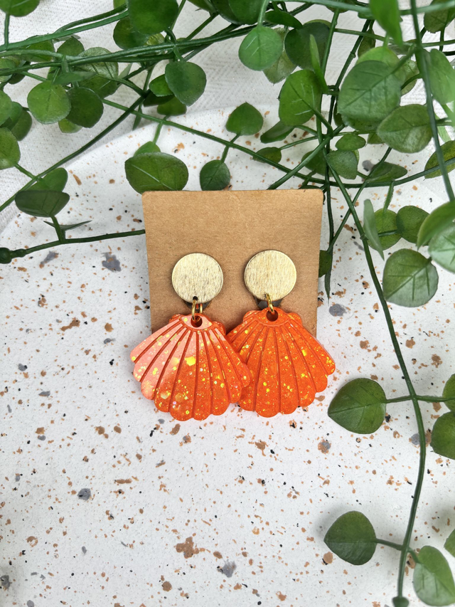 Boucles d’oreilles résine orange à paillettes et dorées 
