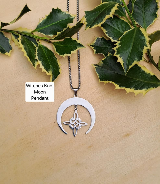 WITCHES KNOT MOON PENDANT 