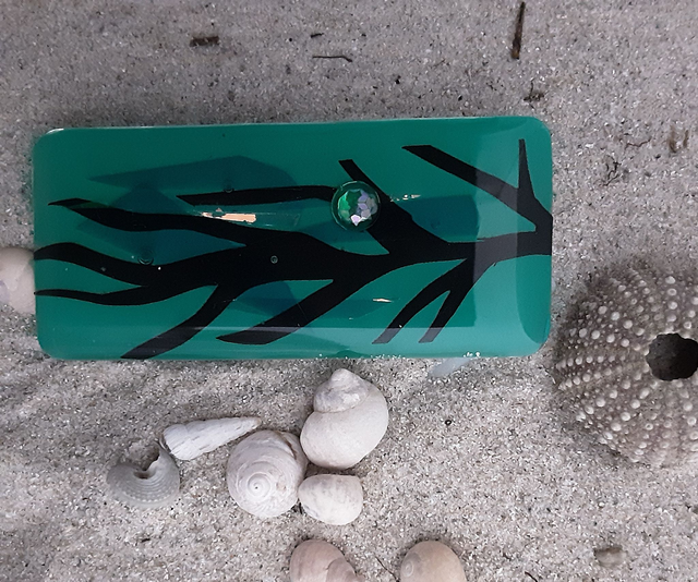 Broche grand rectangle angle arrondi collection Maritime fond vert émeraude incrustation irisée motif algue et cabochon