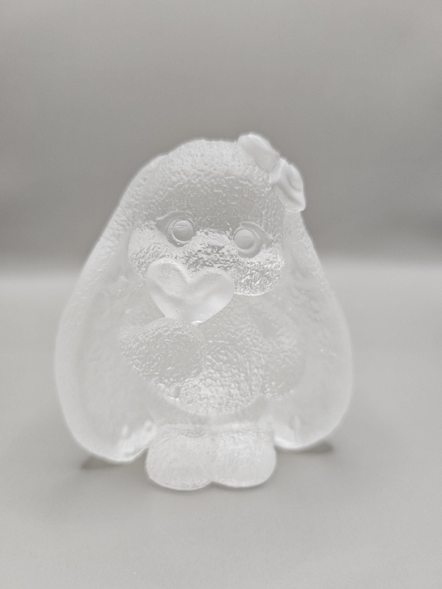 Sujet en résine - Lapin avec un coeur