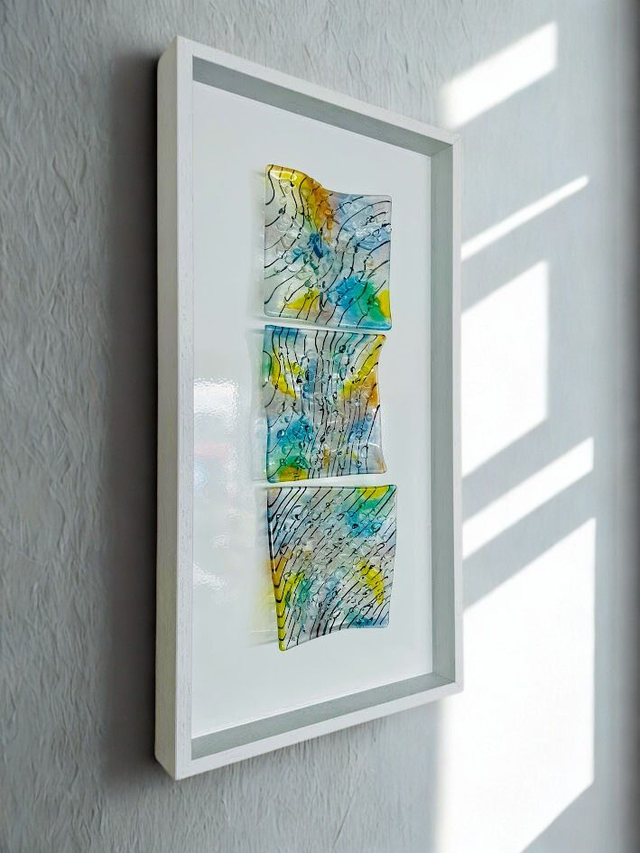 Still Falling - drieluik - op wit aluminium 20x40 - in wit houten baklijst 23x34 - Glasschildering met reliëf