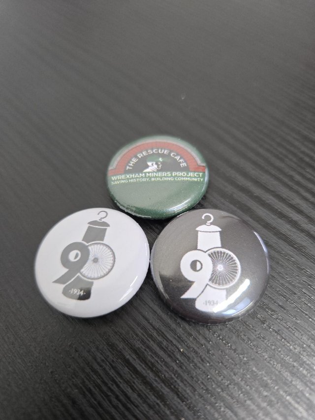 0801 90th black Button Bages