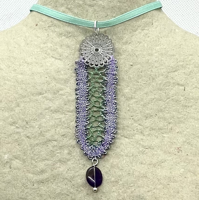 Pendentif résille - parme et vert