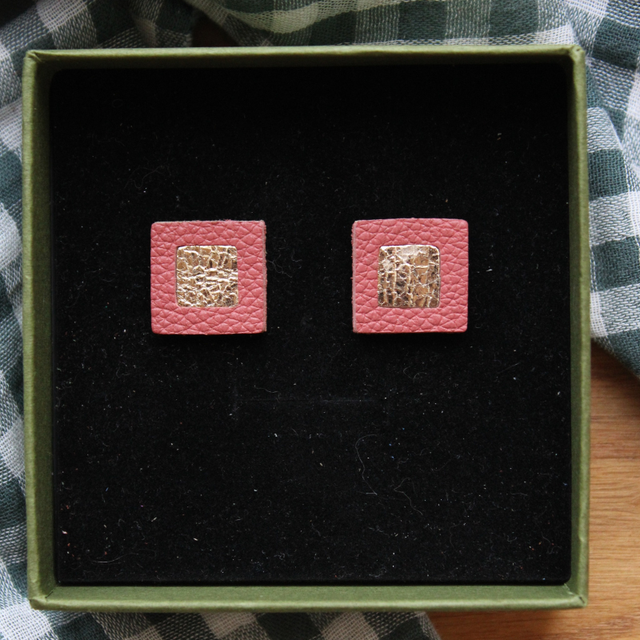 Boucles d’oreilles puces cuir carré 