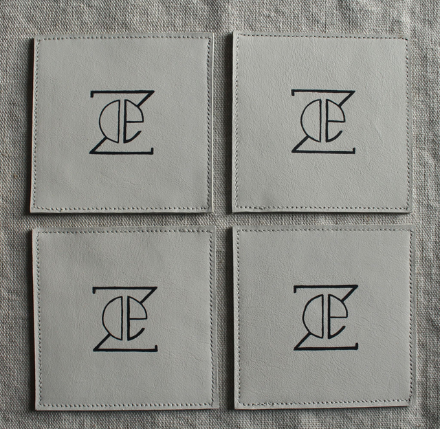 Ensemble de 4 dessous de verre carrés en cuir de vachette blanc et liseré noir