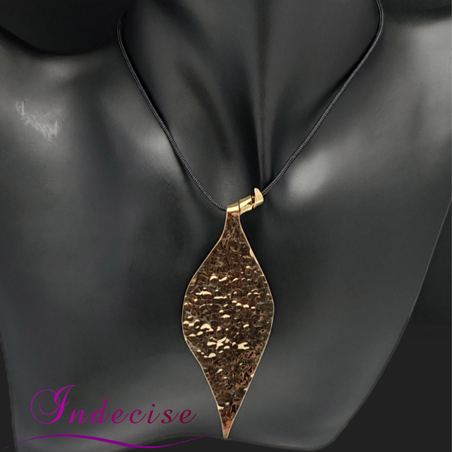 Collier court feuille en laiton couleur or - Création artisanale par Indecise