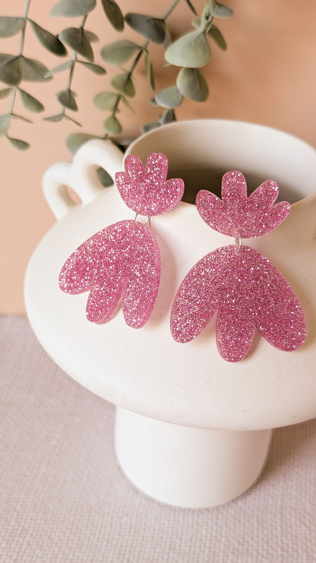 Boucles d'oreilles roses pailletées en plexi