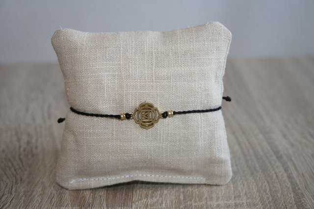 Schlichtes Makramee-Armband mit Wurzelchakra