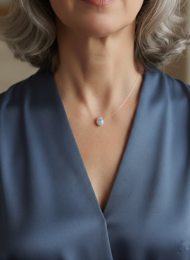 Sérénité Cristalline : La Briolette grisée sur Fil de Crin