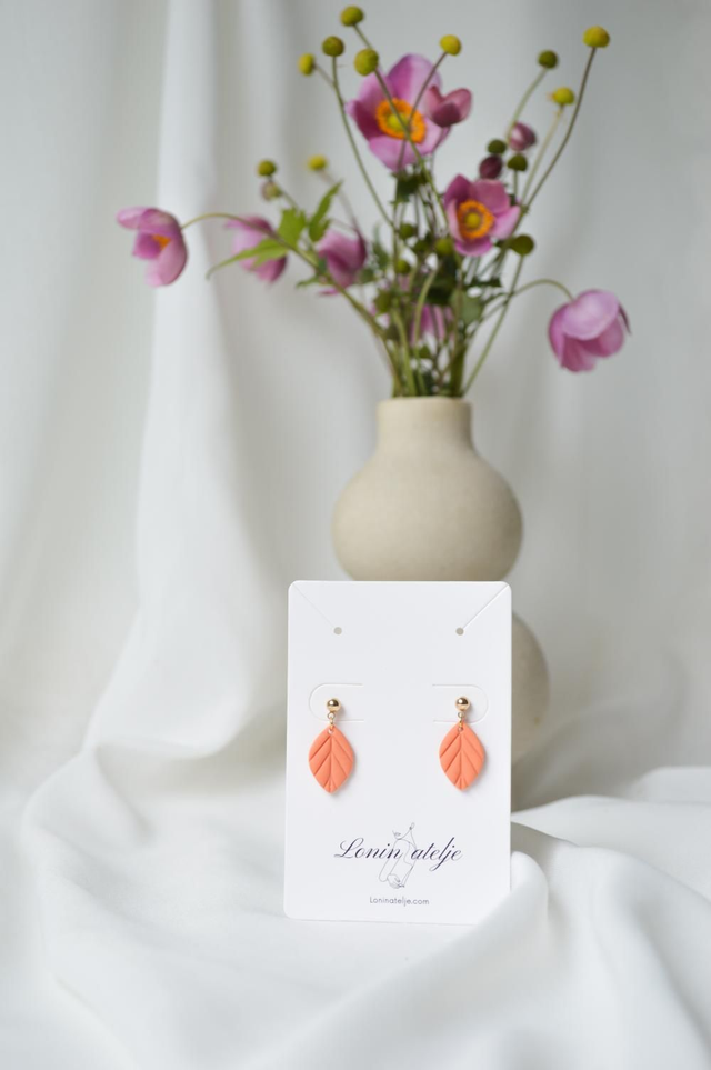 Mali uhani v obliki visečih oranžnih listov