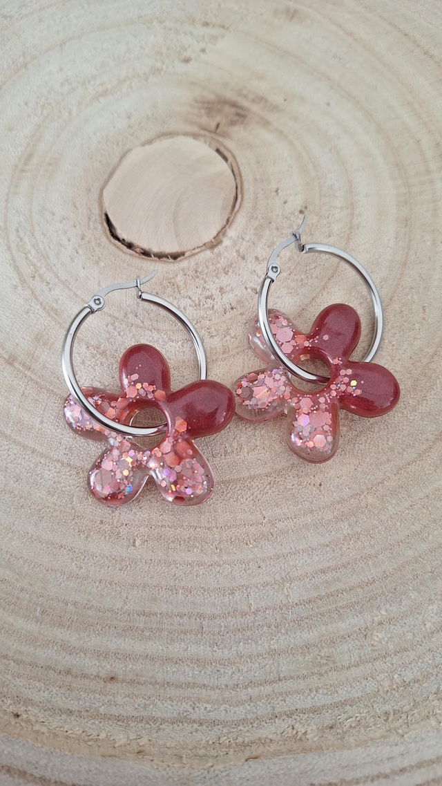 Boucles d&#039;oreilles créoles argentées fleurs bordeau/paillettes roses 