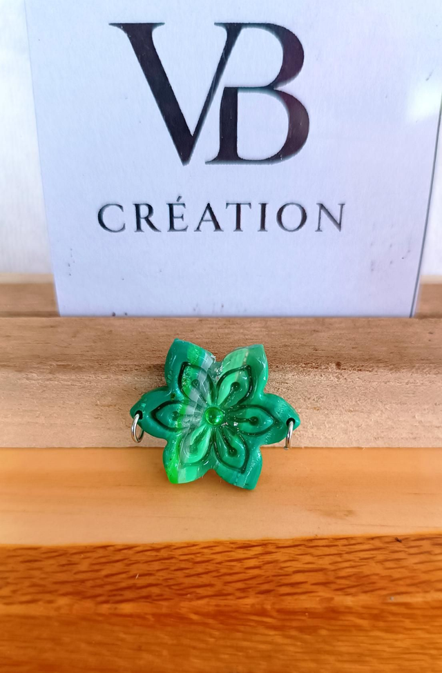 Grande pampille bracelet doré fleur marbrée verte 