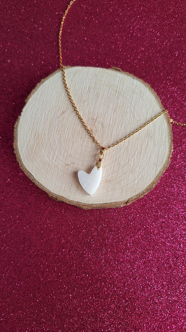 Collier doré cœur asymétrique blanc