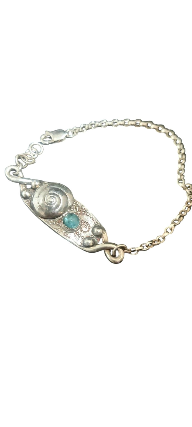 Delicate silver bracelet with aquamarine stone and shell detail