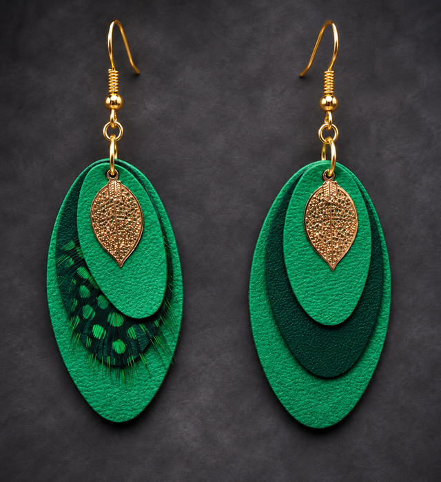 Émeraude Nature – Boucles d’oreilles asymétriques en cuir véritable vert et feuilles dorées