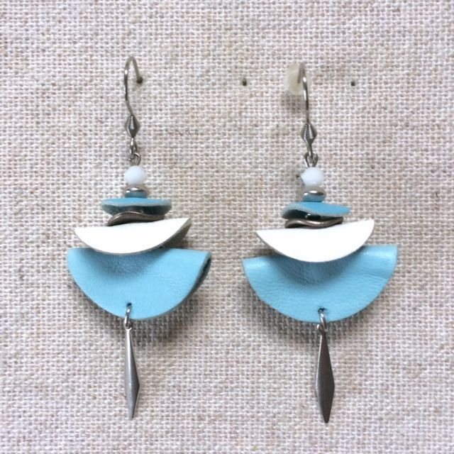 Boucles d’oreilles « Trio » argentées, cuir bleu clair et blanches