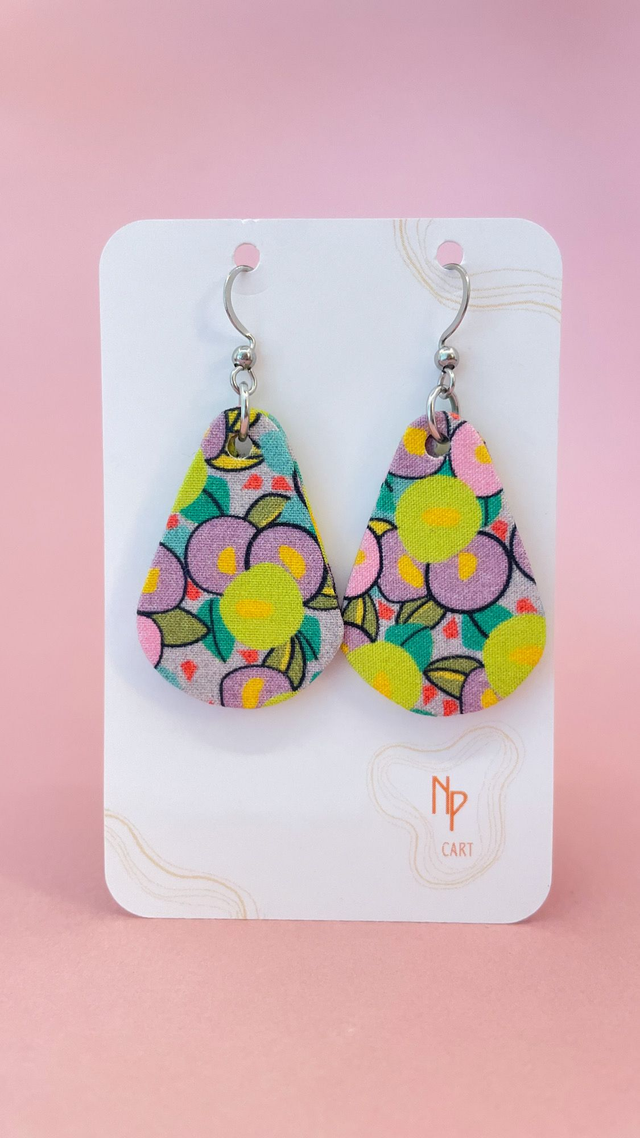 Boucles d'oreilles carton et tissu forme petites gouttes, collection " rose pop " - fond mauve et motifs fleuris rose, vert et violet