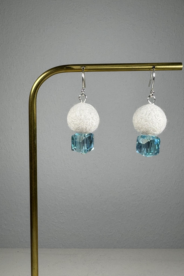 Nordlicht - Filzohrringe in Weiß mit funkelndem Glasanhänger