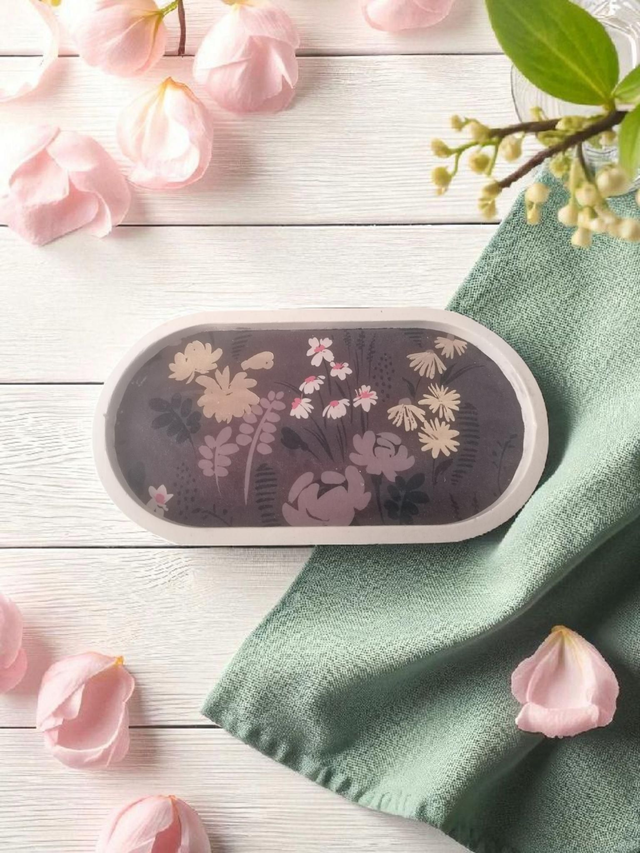 Petit plateau décoratif artisanal en plâtre de Paris, unique