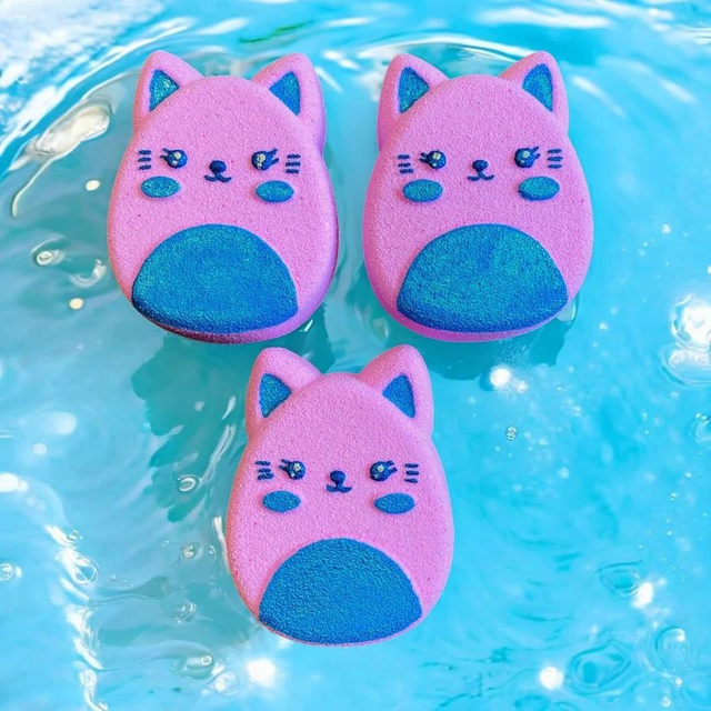 Bath Bomb Squish Cat in Strawberry Fragrance