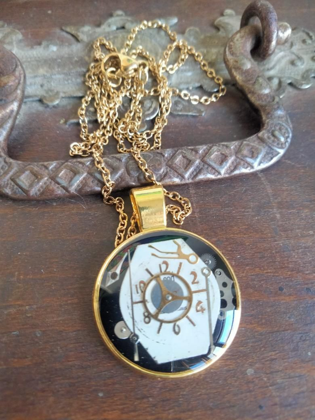 Pendentif forme ronde inspiration steampunk 