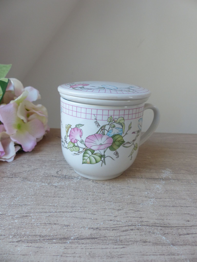 Tisanière fleurie en céramique - Tasse à thé artisanale avec filtre et couvercle, fleurs des champs - Décoration cuisine chic bohème vintage
