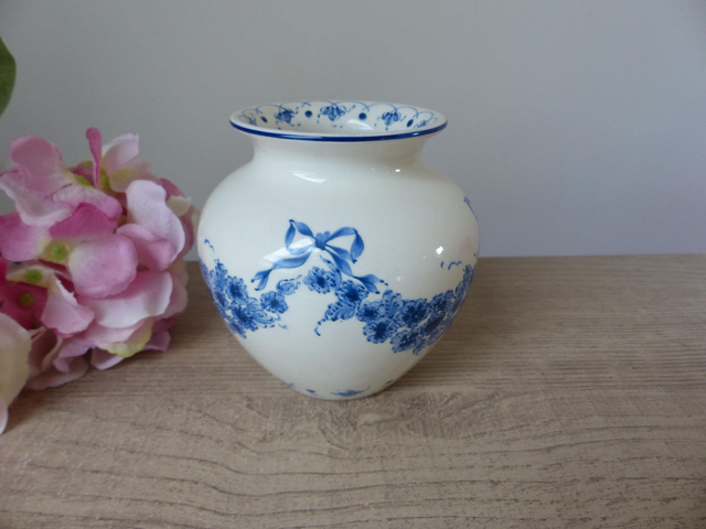 Petit vase boule shabby chic décoré de fleurs bleues, Vase en faïence blanche SIA décor floral délicat, Décoration charme romantique vintage