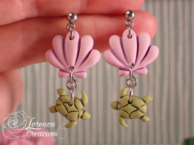 Orecchini a tema marino con tartarughe e conchiglie, verde e rosa