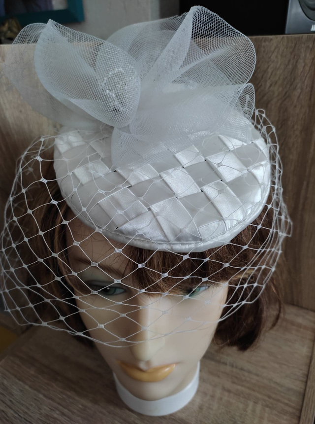 bibi blanc avec une voilette