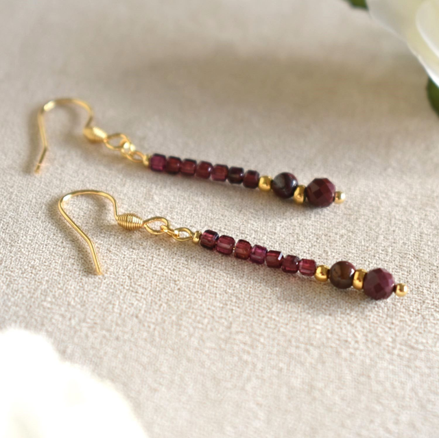 Boucles d'oreilles longues en grenat - Tige