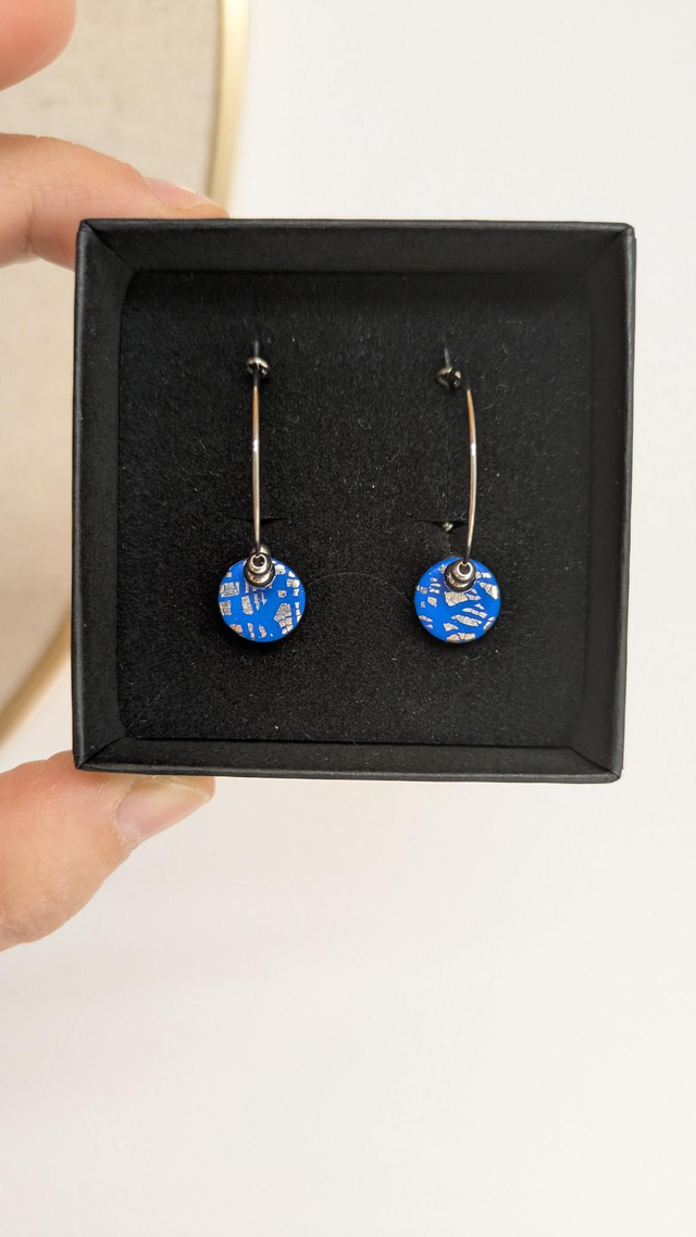 Boucles d'oreilles en pâte polymère - créoles bleues